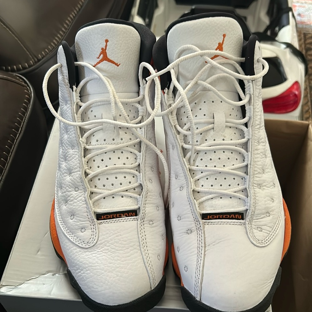 MEN JORDAN SNEAKERS. ALMOST NEW